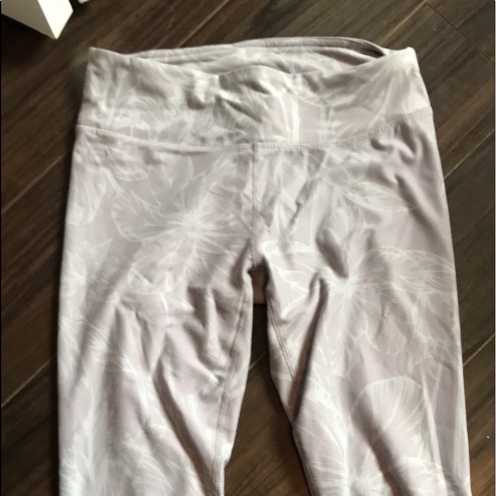 Mid-Rise Printed Powerhold® Capri in Blossom - Picture 2 of 4